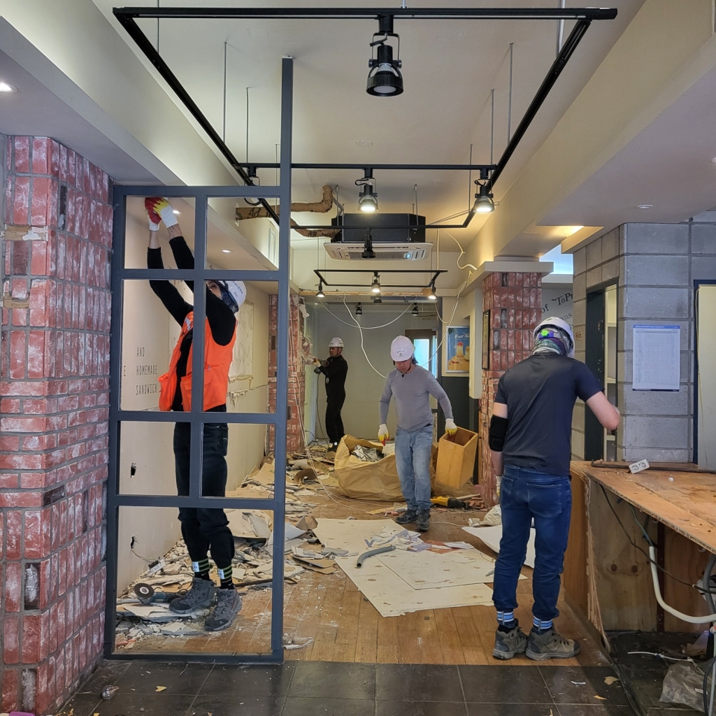 안산 카페 내부 철거 현장